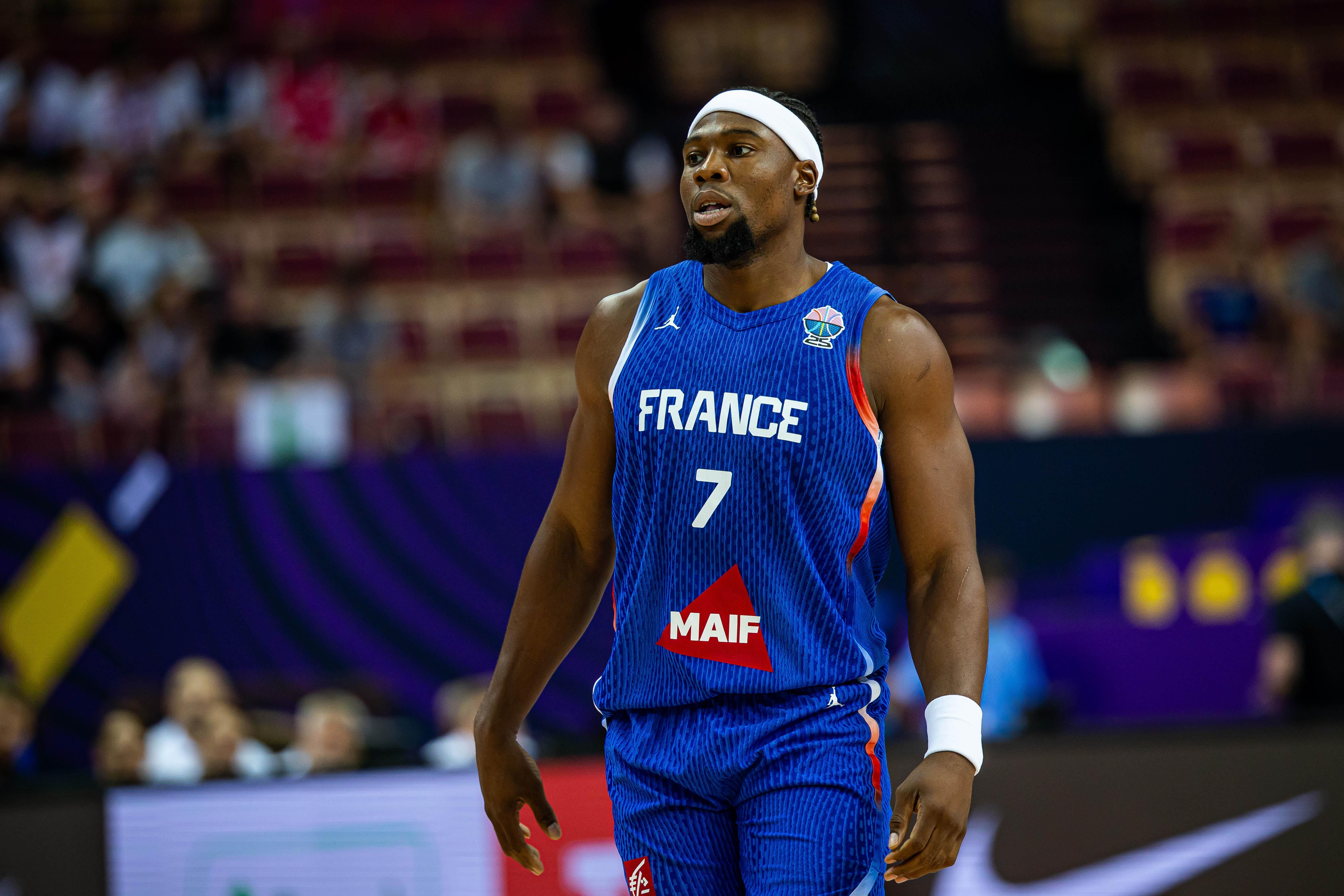 开云娱乐-稳定发挥！亚布塞莱5中2&amp;amp;三分3中1拿到6分7篮板2助攻2抢断